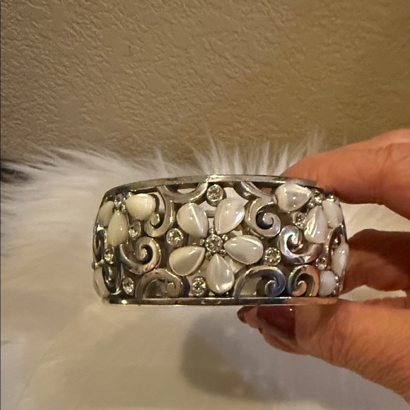 🌺 Brighton Flower Bracelet - Picture 5 of 6